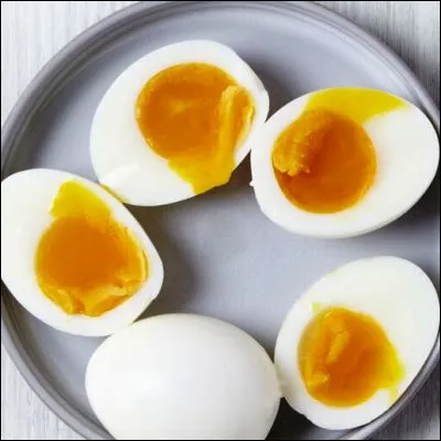 Comment appelle-t-on un �uf cuit dans sa coquille de fa&ccedil;on &agrave; ce que le jaune soit coulant et souple et le blanc ferme et coagul&eacute; ?