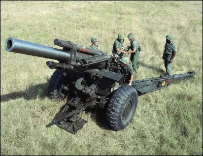 Quelle est cette arme à feu en O, une pièce d'artillerie tirant en cloche ?