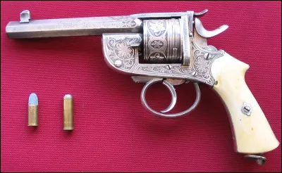 Quelle est cette arme à feu en R, équipée d'un barillet permettant de tirer plusieurs coups sans interruption ?