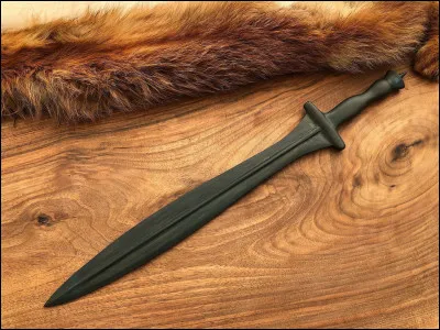 Quelle est cette arme blanche en X, une courte épée en bronze de la Grèce antique avec une lame en forme de feuille ?