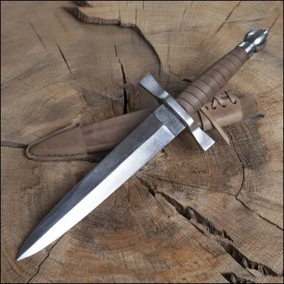 Quelle est cette arme blanche en D, courte et à double tranchant ?