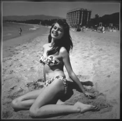 Une personnalité aux célèbres initiales se "compromettra" dans les années 50, tel qu'en témoigne ce cliché : qui est-ce ?