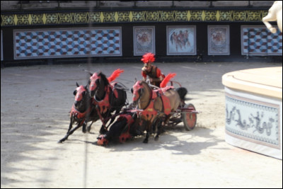 De quelles couleurs sont les quatre chars ?