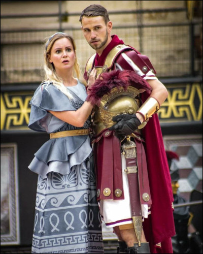 Qui prend la défense de la religion des chrétiens devant l'arène entière ?