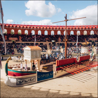 À la fin, alors que la galère prend feu, quel miracle se produit grâce aux prières de Damien et Soline ?