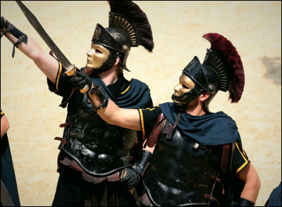 Que demande Damien aux spectateurs pour l'empereur ?