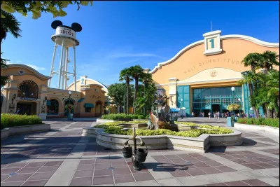 Comment s'appelle la place d'entrée des Walt Disney Studios ?