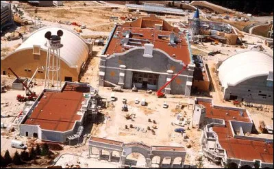 En quelle année la construction des Walt Disney Studios a-t-elle été débutée ?