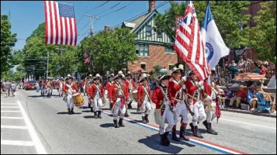 À quel moment de la journée ont lieu les parades pour célébrer l'indépendance du pays ?