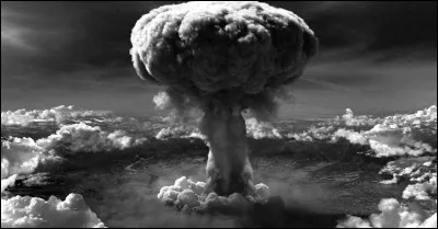 Quel est le nom du programme qui a permis aux États-Unis de mettre au point l'arme nucléaire durant la Seconde Guerre mondiale ?