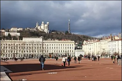 Avec ses 62 000 m2, elle est la cinquième plus grande place de France et la plus grande place piétonnière d'Europe et se trouve à Lyon. Quel est son nom ?