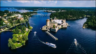 Quel pays est surnommé "Le pays des mille lacs" ?