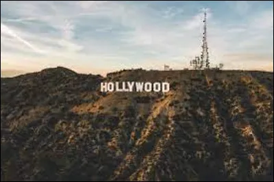 Dans quelle ville californienne peut-on observer le fameux panneau Hollywood ?