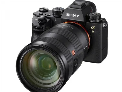 Au début, elle était noire et blanche mais maintenant, elle est en couleur et on peut la prendre depuis un appareil ou bien depuis son smartphone. Je parle bien sûr de la :