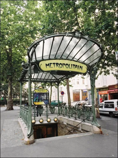 La station de métro Abbesses à Paris est très profonde, elle se situe à...