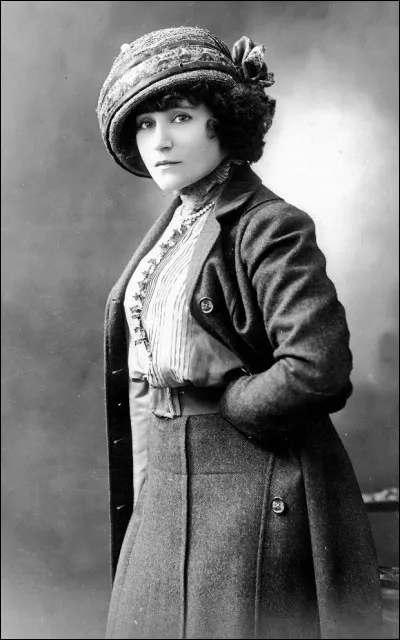 Dans son recueil ''Les Vrilles de la Vigne'', avec qui Colette aborde-t-elle ''l'éclosion'' des violettes, le renouveau du printemps et ses souvenirs d'enfance ?