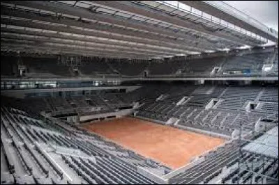 Sports et Loisirs : Quel nom porte le court central de Roland-Garros ?