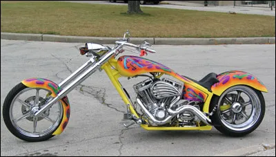 Quel est le nom de cette motocyclette dont le cadre d'origine et coupé et allégé puis doté d'une longue fourche avant ?