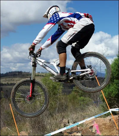 Quel est ce type de vélo destiné à une utilisation sur des terrains accidentés qui est apparu aux États-Unis dans les années 1970 ?