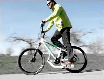 Quel est ce type de vélo à pignon fixe sans selle ni pédales qui avance par pression sur deux plateaux ?