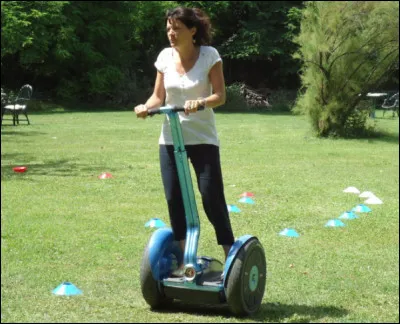 Quel est ce véhicule électrique monoplace, constitué d'une plateforme et de deux roues parallèles ?
