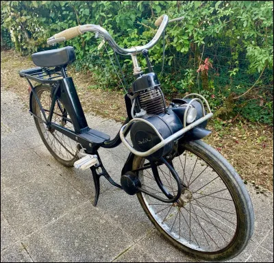 Quel est ce cyclomoteur populaire produit à 7 millions d'exemplaires entre 1946 et 1988 qui possède une transmission par galet sur la roue avant ?