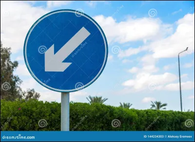 Qu'indique un panneau rond bleu avec une flèche blanche dessus ?