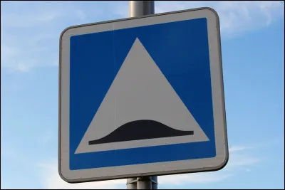 Qu'indique le panneau carré bleu avec une bosse blanche dessus ?