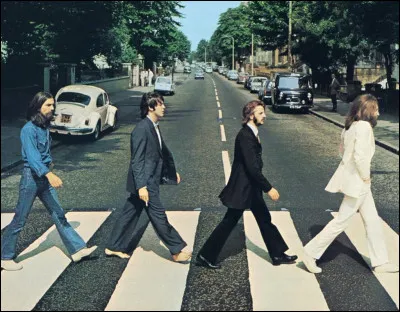 Vous êtes un piéton et vous vous préparez à traverser sur un passage piéton. Que faut-il faire ?