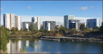 On ne s'y attendrait pas forcément, mais elles sont bien arrivées jusque là, les hordes touristiques ! Et cela commence vraiment à se sentir au niveau des activités du quotidien... Où cela donc ?