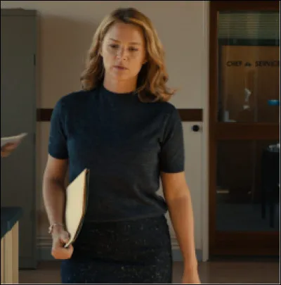 Dans quel film Virginie Efira est-elle une femme venant d'un milieu modeste et fréquentant un homme riche ?