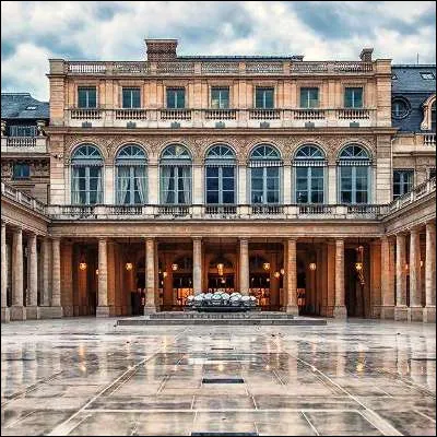 Quel artiste français a réalisé luvre "Les Deux Plateaux" dans la Cour dhonneur du Palais-Royal à Paris ?