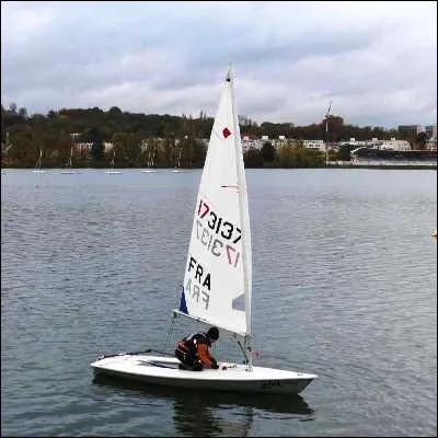 Quel mot désigne un voilier monocoque dont la partie permettant de réduire les déplacements latéraux du bateau est rétractable ?