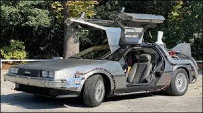 Dans "Retour vers le futur", quelle voiture les personnages utilisent-ils pour voyager dans le temps ?