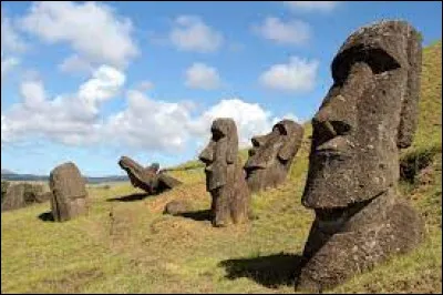 Sur quelle île peut-on admirer ces impressionnantes statues ?