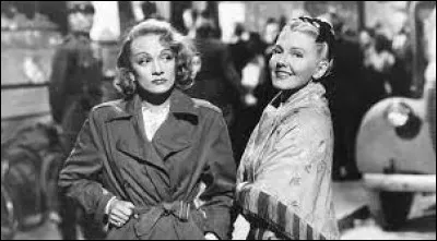 Le titre français de ce film de Billy Wilder, avec Jean Arthur et Marlene Dietrich, qui se déroule en Allemagne en 1948, c'est "La scandaleuse de ..."