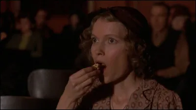 Ce film de Woody Allen se déroule aux États-Unis, pendant la Grande Dépression ; Cécilia, serveuse de brasserie (Mia Farrow), se console en passant ses soirées au cinéma : c'est "La rose pourpre ..."