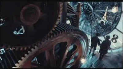 À quel moment de sa vie le chef de gare s'est-il fait sa blessure à la jambe ?