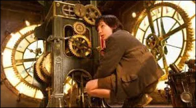 Au tout début du film, nous pouvons voir Hugo se cacher derrière l'horloge de la gare Montparnasse. Derrière quel chiffre de l'horloge était-il caché ?