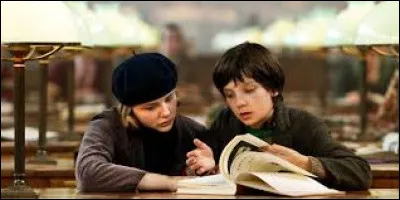 Que répare Hugo pour le gérant du magasin ?