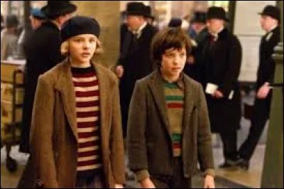 Comment le sergent appelle-t-il l'orphelin qu'il trouve en train de voler une pâtisserie ?