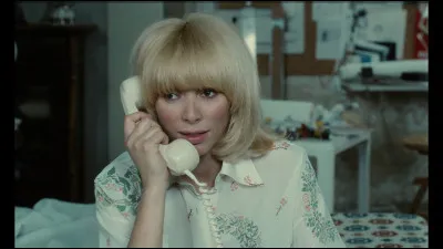 Aux côtés de quelle grande star du cinéma français, joue-t-elle dans le film de Lautner "Mort d'un pourri" ?