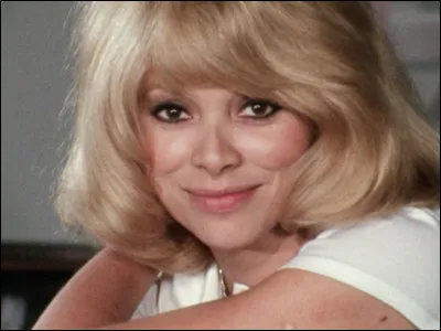 À quel grand réalisateur qui fut son mentor, et qu'elle rencontra pour la première fois lors du tournage des "Tontons flingueurs", la carrière de Mireille Darc est-elle étroitement associée ?
