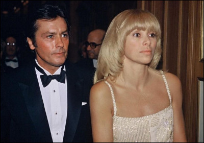 On ne peut pas dissocier Mireille Darc d'Alain Delon. Combien d'années d'amour et de vie commune ont-ils partagées ?