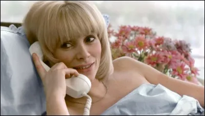 Aux côtés de qui Mireille Darc joue-t-elle l'irrésistible et attirante call girl dans "Le Téléphone rose" ?