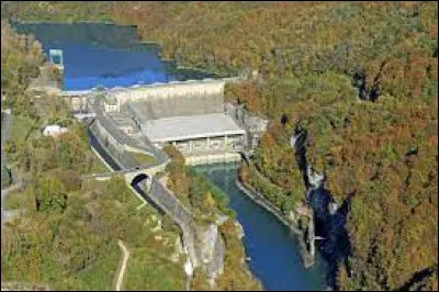 Vous avez sur cette image le barrage de Génissiat, à Injoux-Génissiat. Commune d'Auvergne-Rhône-Alpes, dans l'arrondissement de Nantua, elle se situe dans le département ...