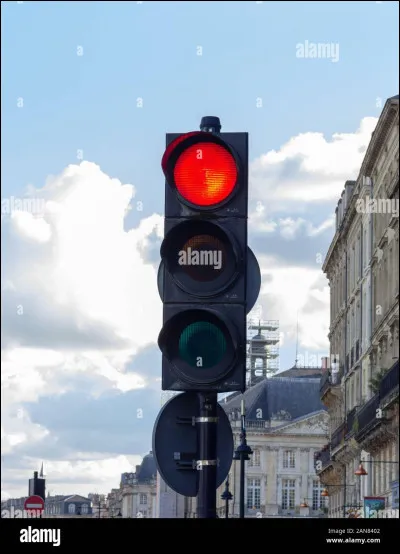 Si vous conduisez (c'est que vous avez obtenu votre permis, toutes mes félicitations) et que vous arrivez devant un feu et que celui-ci est vert, que devez-vous faire ?