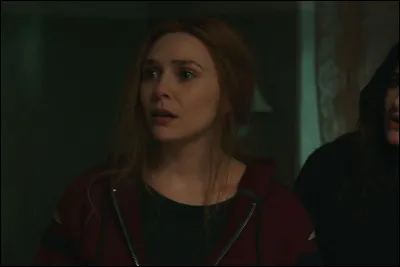 Ensuite, c'est l'heure du repas. Steve Rogers, Dr Banner et Wanda sont dans la salle à manger après avoir cuisiné le repas.