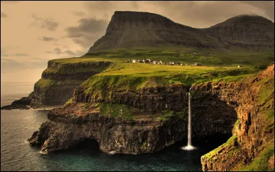 Qui a écrit le roman intitulé "L'Île aux trente cercueils" ?