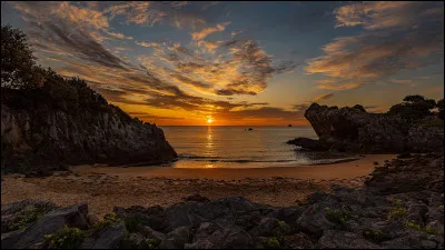 Quelle île française a Mamoudzou comme ville principale ?